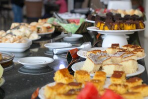 A buffet with various food items including cakes and pastries. - Hotel Dolce Dulce (Olímpia)