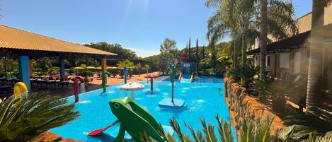 5 piscines extérieures, parasols de plage, chaises longues