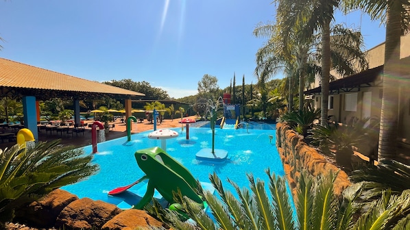 5 outdoor pools, open 10:00 AM to 6:00 PM, pool umbrellas, sun loungers - Hotel Dolce Dulce (Olímpia)