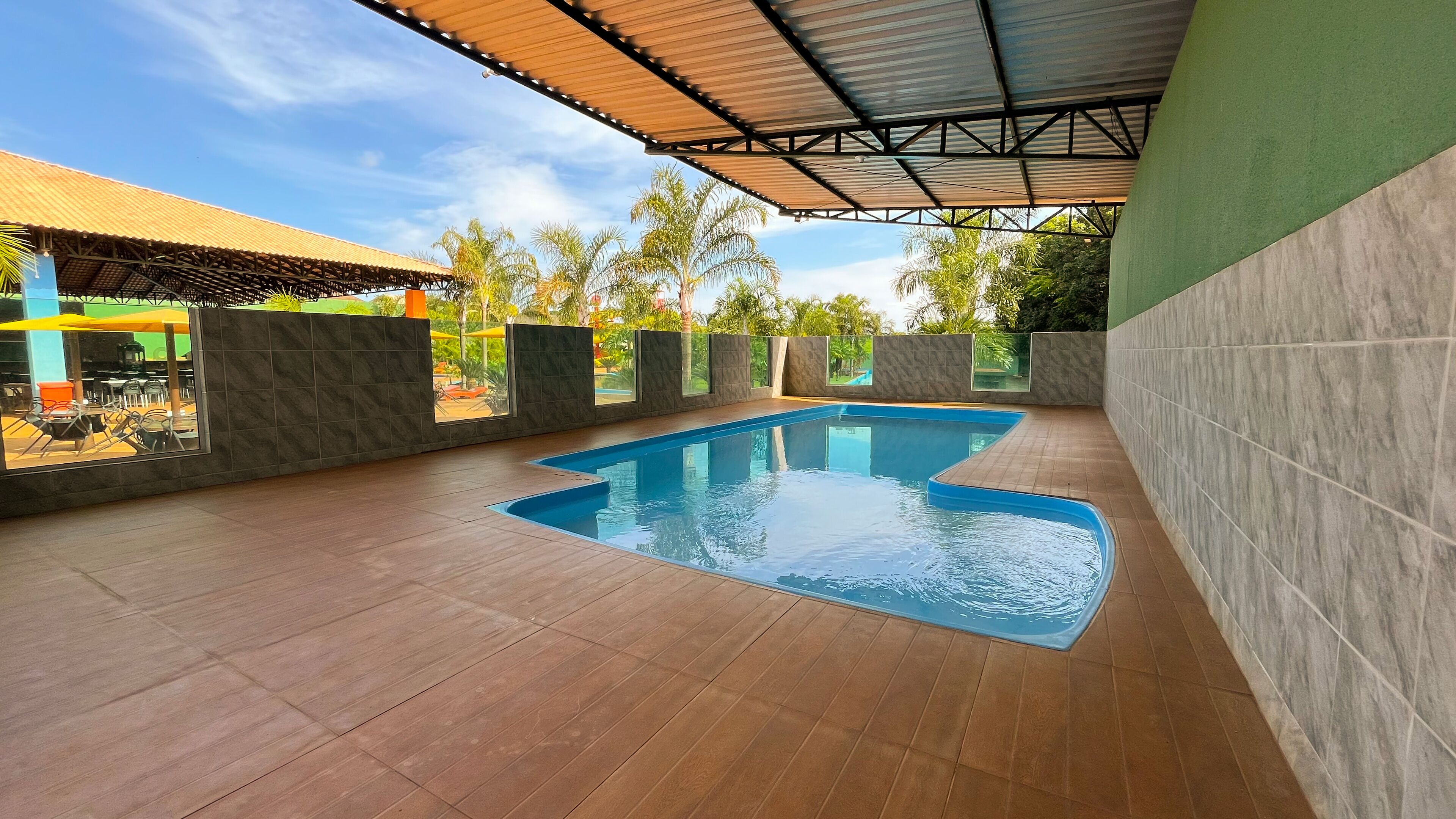 5 albercas al aire libre, sombrillas en la alberca y camastros 