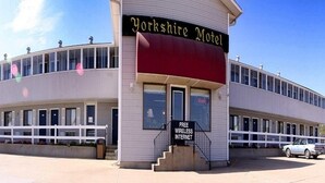 A Yorkshire Motel with a sign indicating free wireless internet. - Yorkshire Motel (York)