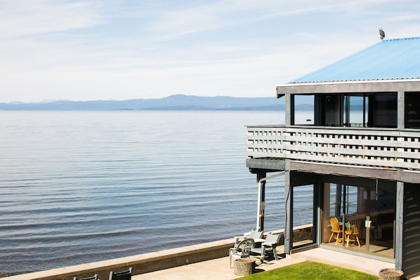 1 Bedroom Apt, Prime View | Beach | On the beach