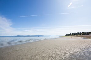 On the beach - Sand Pebbles Inn (Qualicum Beach)