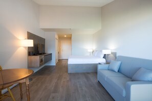 Flat-screen TV - Sand Pebbles Inn (Qualicum Beach)