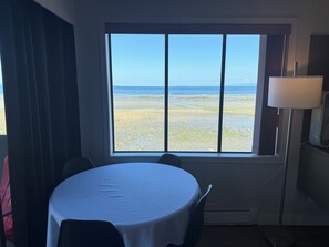 Premium-Zimmer, Küche, Meerseite | Wohnbereich | Flachbildfernseher