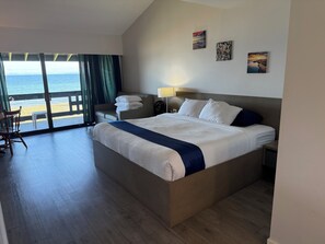 Prime King Sofa | Individually decorated, individually furnished, desk, laptop workspace - Sand Pebbles Inn (Qualicum Beach)