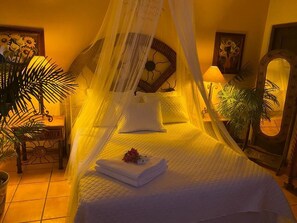 1 chambre, décor unique, ameublement unique, rideaux d’obscurcissement