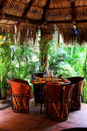 Outdoor dining - The Mexican Inn (Cabo San Lucas)