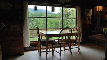 Ferienhaus, 3 Schlafzimmer, Küche, Flussblick (River House) | Essbereich im Zimmer