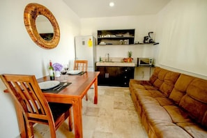 32-inch flat-screen TV with cable channels, TV - Coral Blue Beach Condo (Playa del Carmen)