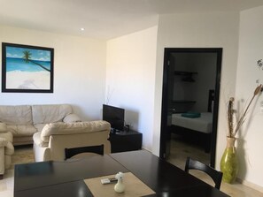 32-inch flat-screen TV with cable channels, TV - Coral Blue Beach Condo (Playa del Carmen)