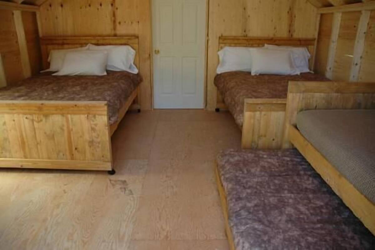 Standard-Ferienhütte, Gemeinschaftsbad (Cedar Cabins) | Bettwäsche