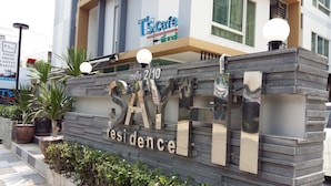 Un edificio con un letrero que dice "T's Cafe" y "Comida, Bebida, Café, Panadería".