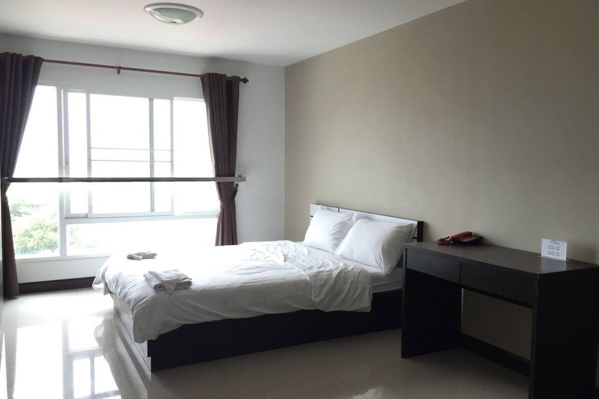 Bureau, accès au Wi-Fi (inclus), literie fournie