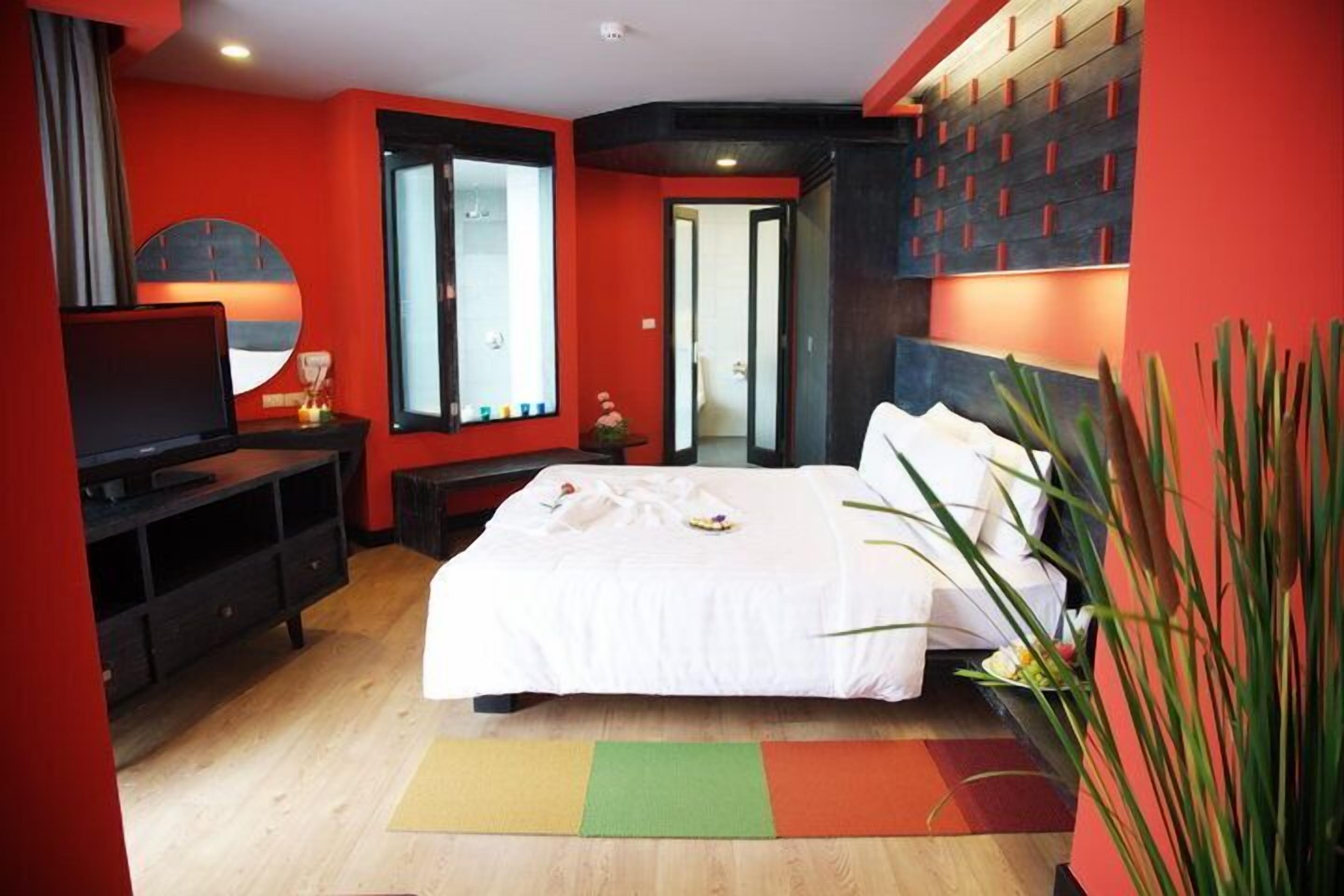 Minibar, in-room safe, free wired Internet