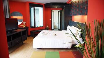 Minibar, in-room safe, free wired Internet