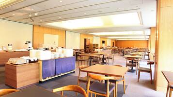 2 restaurants, breakfast, dinner served; local and international cuisine