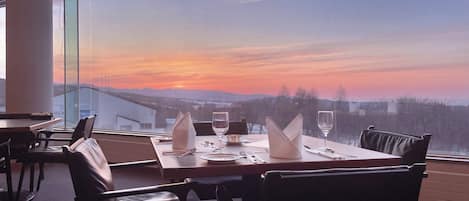 2 Restaurants, Frühstück, Abendessen, lokale und internationale Küche