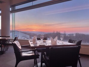 2 restaurants, breakfast, dinner served; local and international cuisine - Rockwood Hotel & Spa (Ajigasawa)