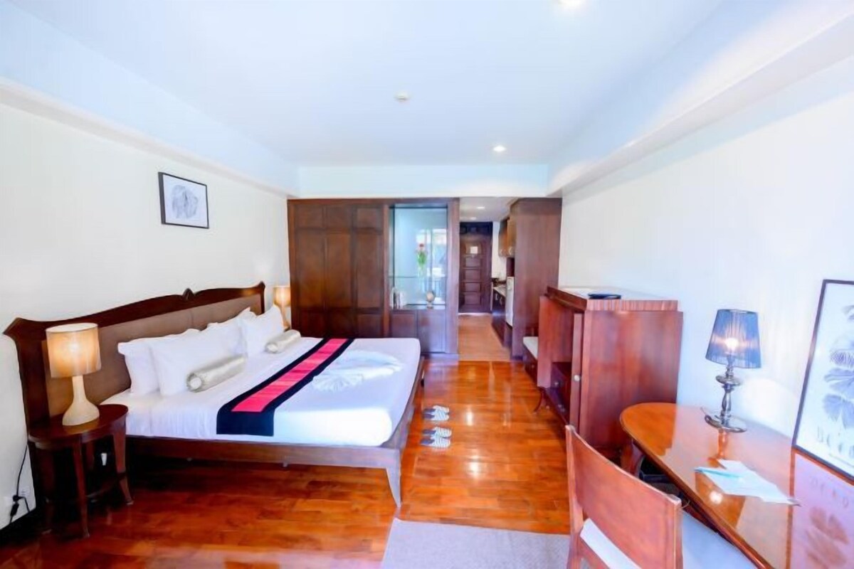 Minibar, in-room safe, desk, WiFi (free)