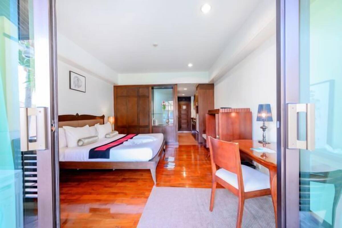Minibar, in-room safe, desk, WiFi (free)
