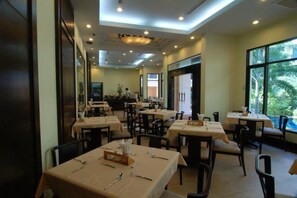 Phục vụ bữa sáng, bữa trưa, bữa tối, món Thái 