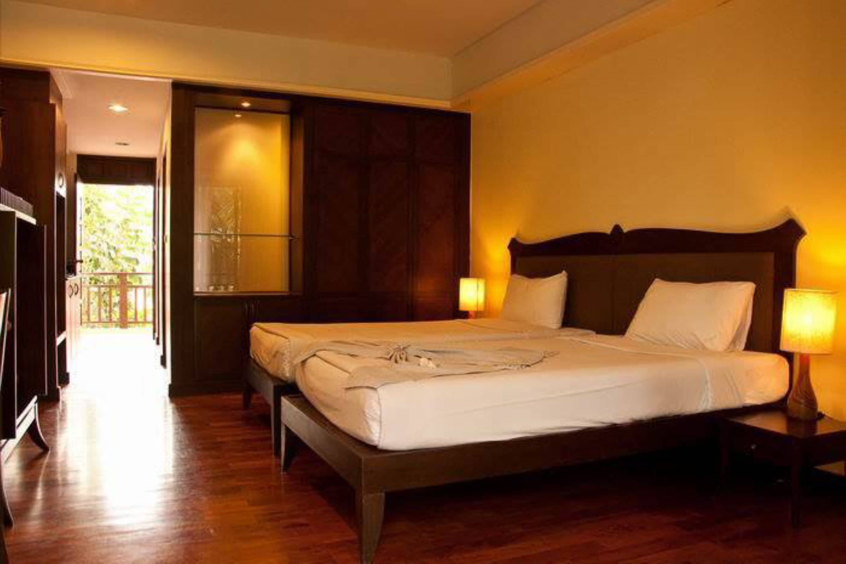 deluxe room | minibar, in-room safe, desk, free wifi