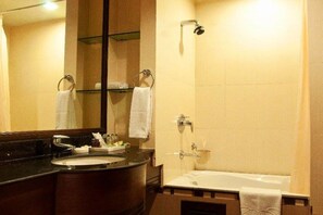 Deluxe Room | Bathroom | Combined shower/bathtub, free toiletries, hair dryer, bathrobes