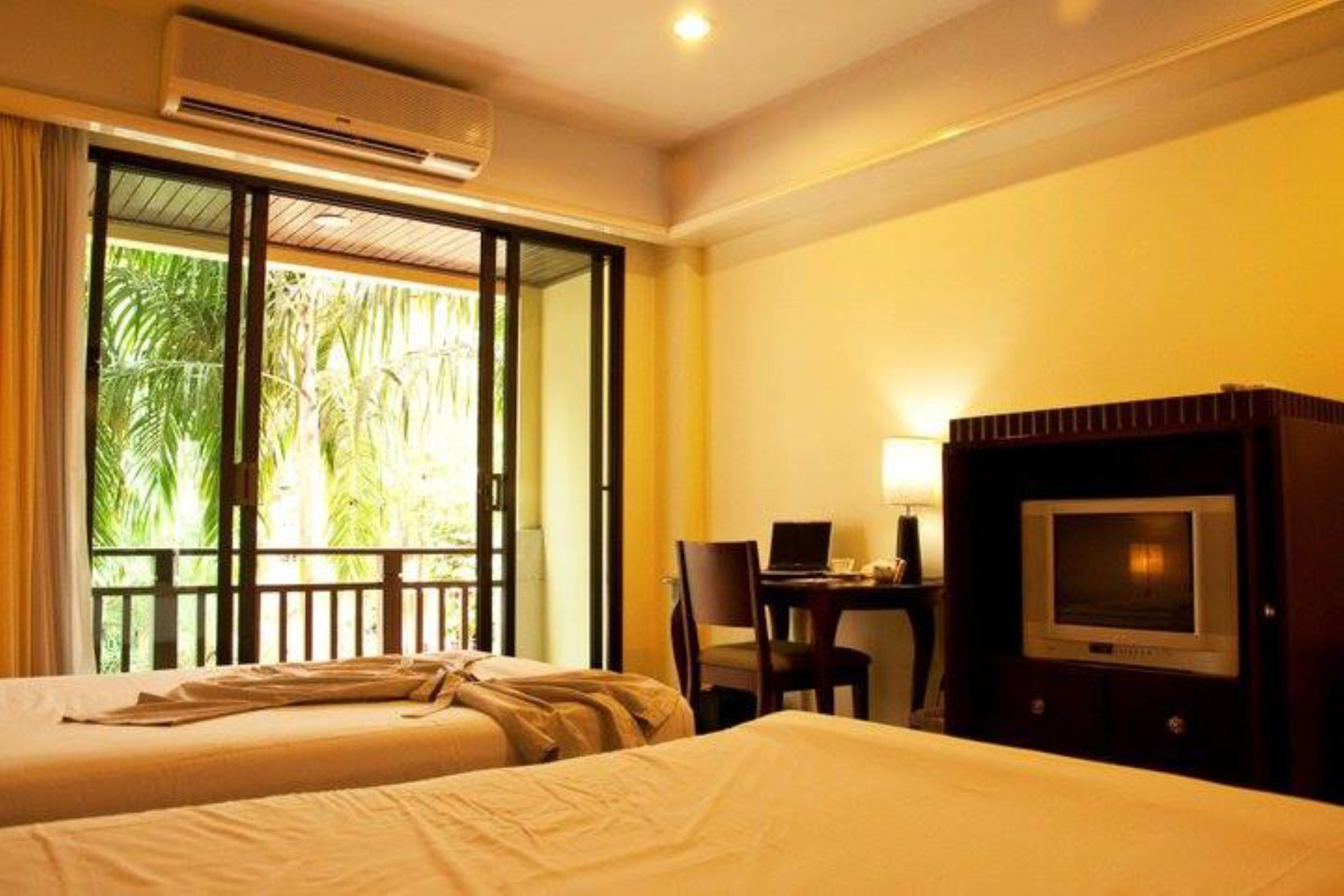 deluxe room | minibar, in-room safe, desk, free wifi