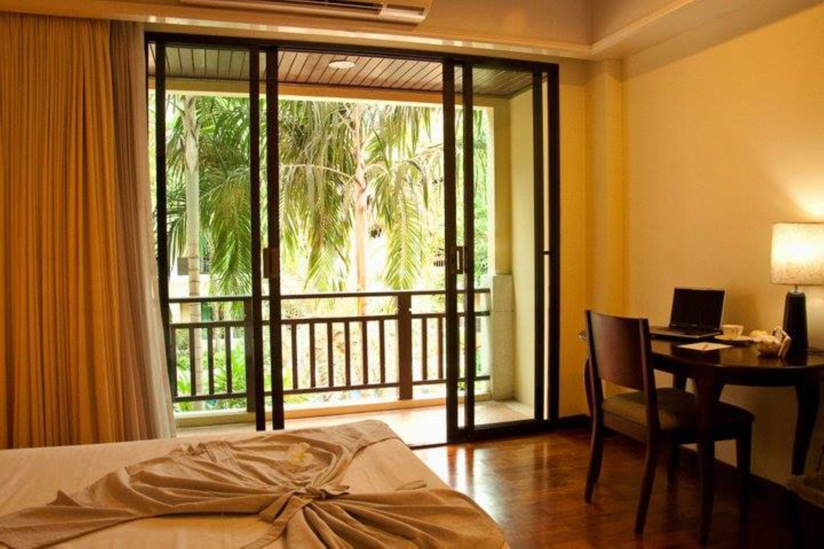 deluxe room | minibar, in-room safe, desk, free wifi