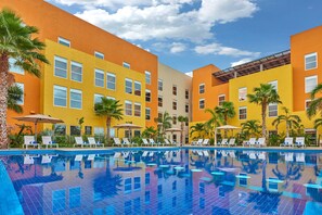 Piscine extérieure, parasols, chaises longues