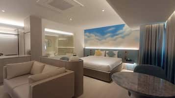 Een minibar, een kluis op de kamer, een bureau, extra bedden