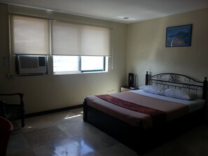 مكتب وستائر تعتيم وأسرّة قابلة للطي وواي فاي مجانًا