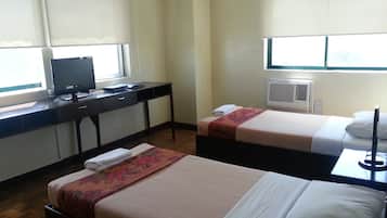 Habitación superior | Escritorio, cortinas opacas, camas supletorias y wifi gratis