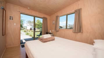 Standard Cabin, 1 Queen Bed with Shared Bathroom | Free WiFi, bed sheets
