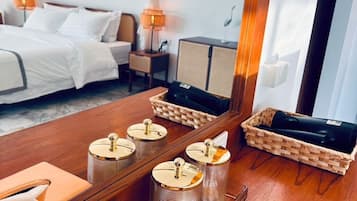 Classic Room, Mountain View | Minibar, in-room safe, desk, blackout curtains