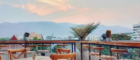 Bar auf der Dachterrasse, Speisen im Freien, täglich geöffnet