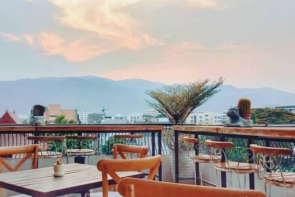 Bar en la azotea, con mesas al aire libre, abre todos los días