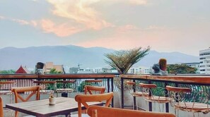 บาร์บนดาดฟ้า, บริเวณรับประทานอาหารกลางแจ้ง, เปิดทุกวัน