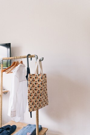 Cozy Small Room Only | 迷你吧（备有免费物品）、办公桌、遮光窗帘、免费 WiFi