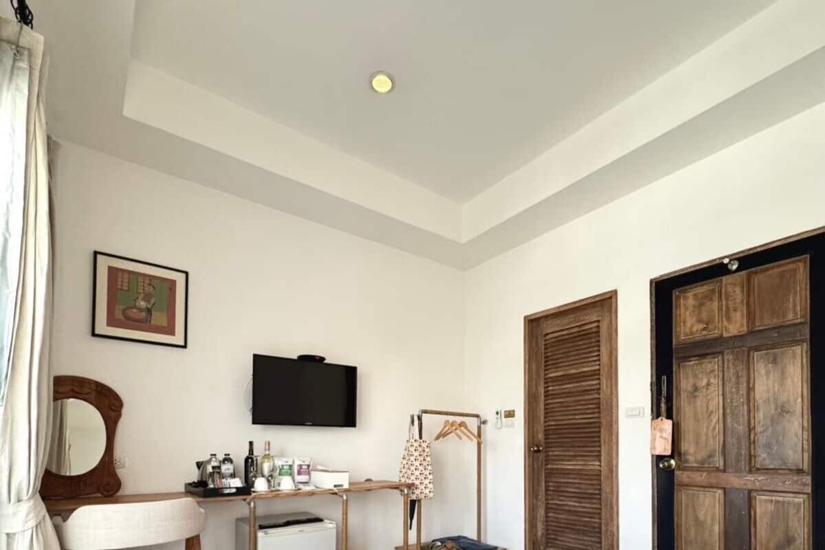 Ecomony Queen Room Only | Free minibar, desk, blackout curtains, free WiFi