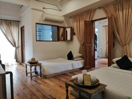 Minibar con artículos gratuitos, escritorio y cortinas blackout 