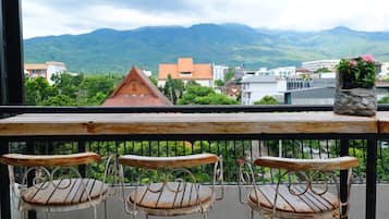 Bar en la azotea, con mesas al aire libre, abre todos los días
