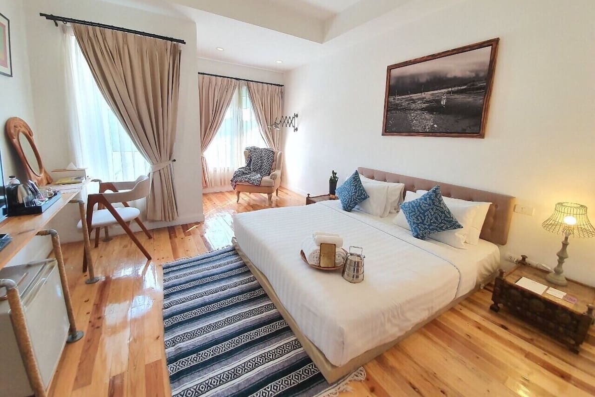 Economy King Room Only | Free minibar, desk, blackout curtains, free WiFi