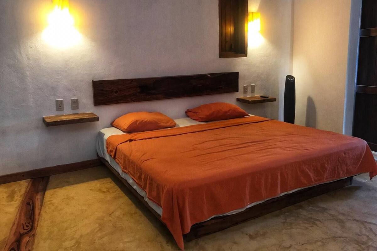 Cuarto de Tim | Zimmersafe, Verdunkelungsvorhänge, kostenloses WLAN, Bettwäsche