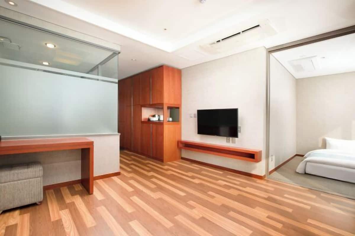 In-room safe, desk, free WiFi