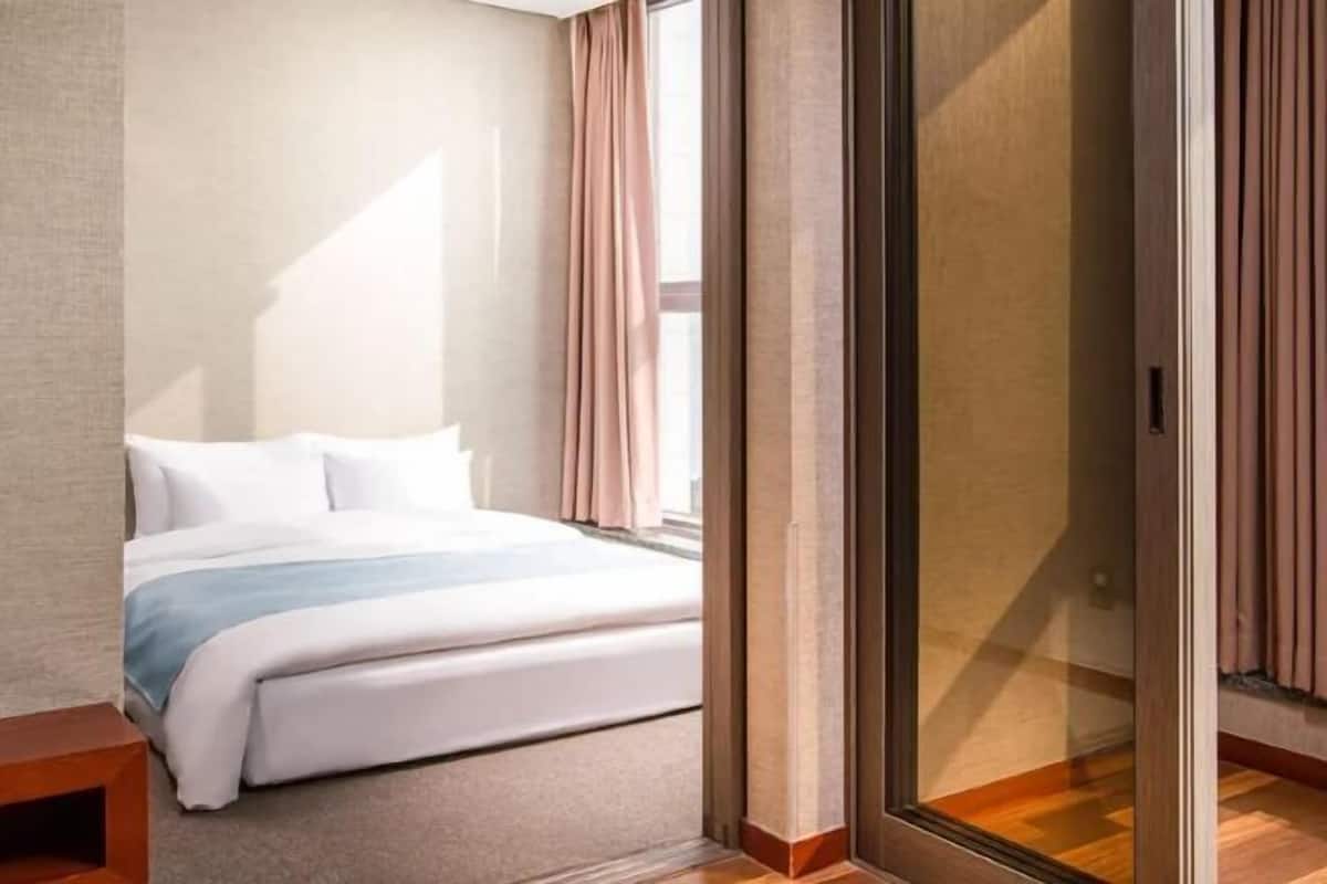 In-room safe, desk, free WiFi
