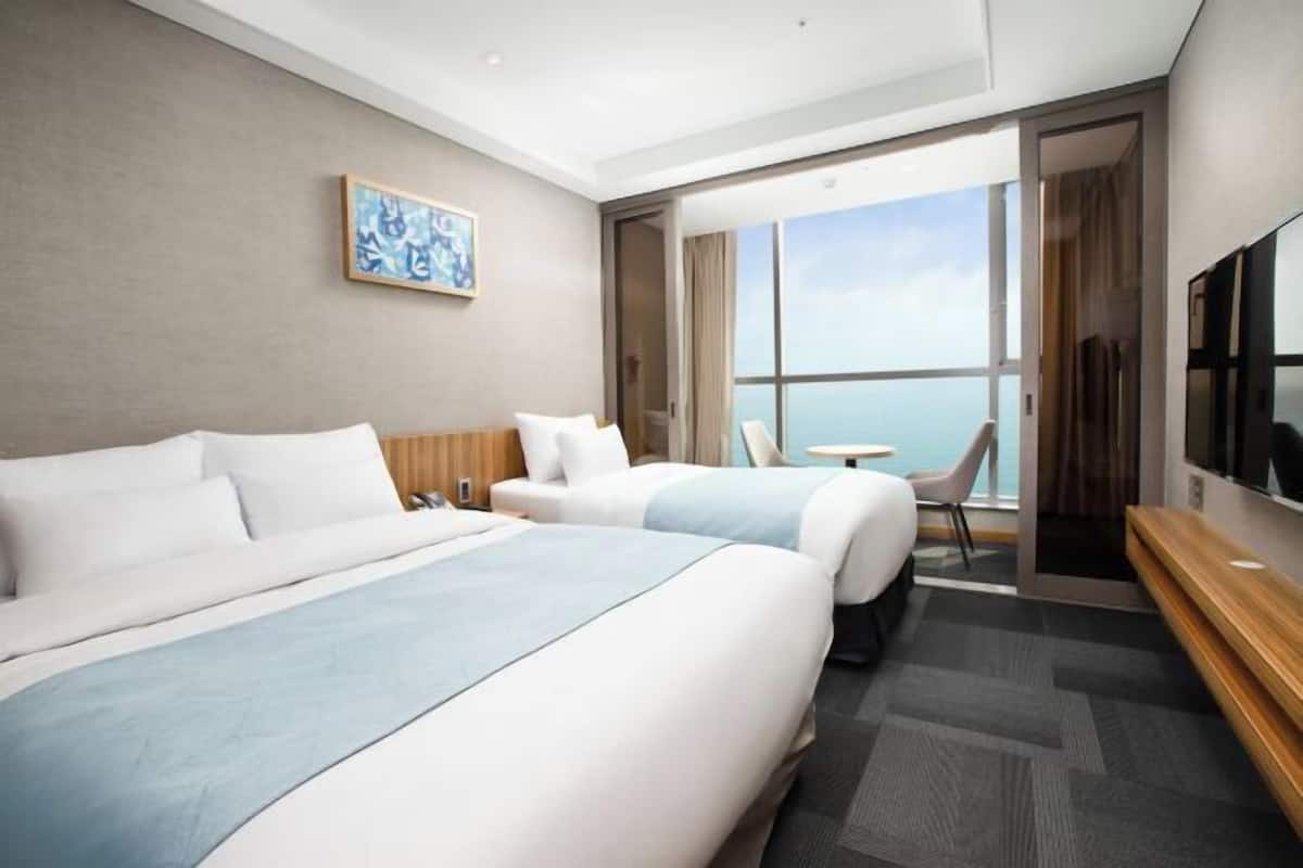 In-room safe, desk, free WiFi