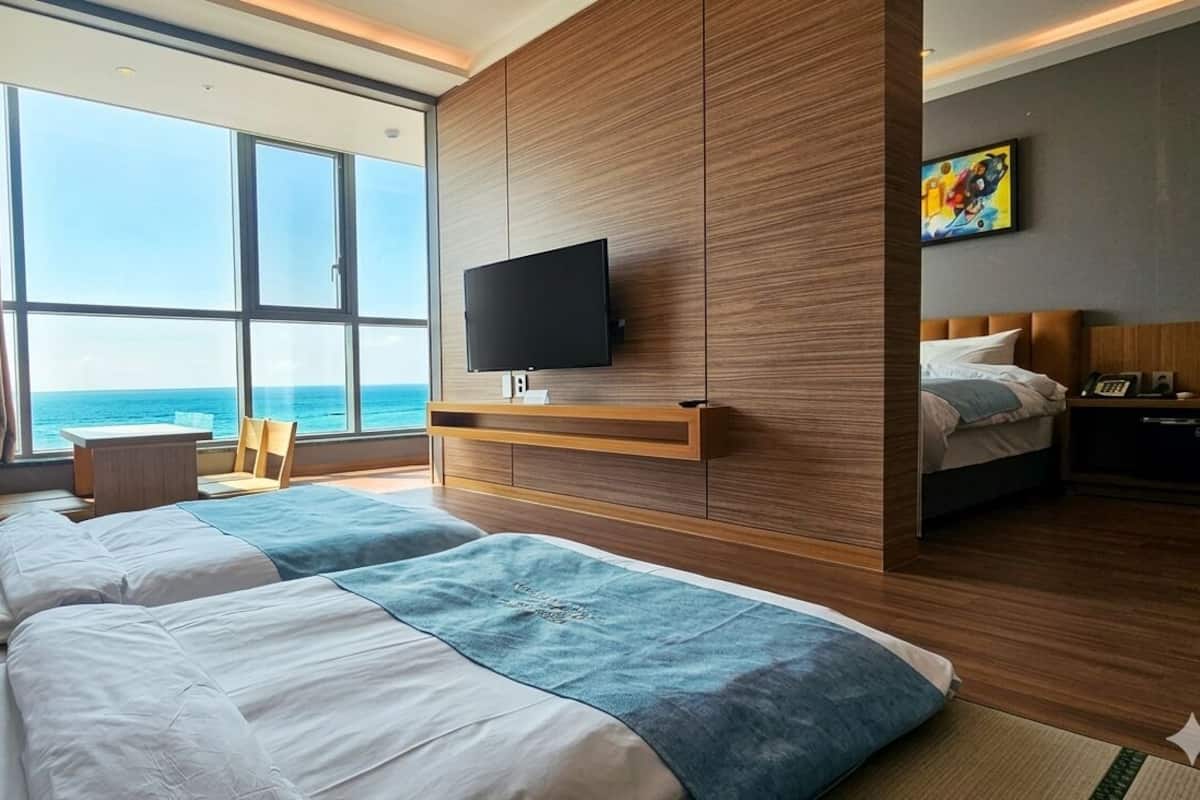 Family Suite | In-room safe, desk, free WiFi