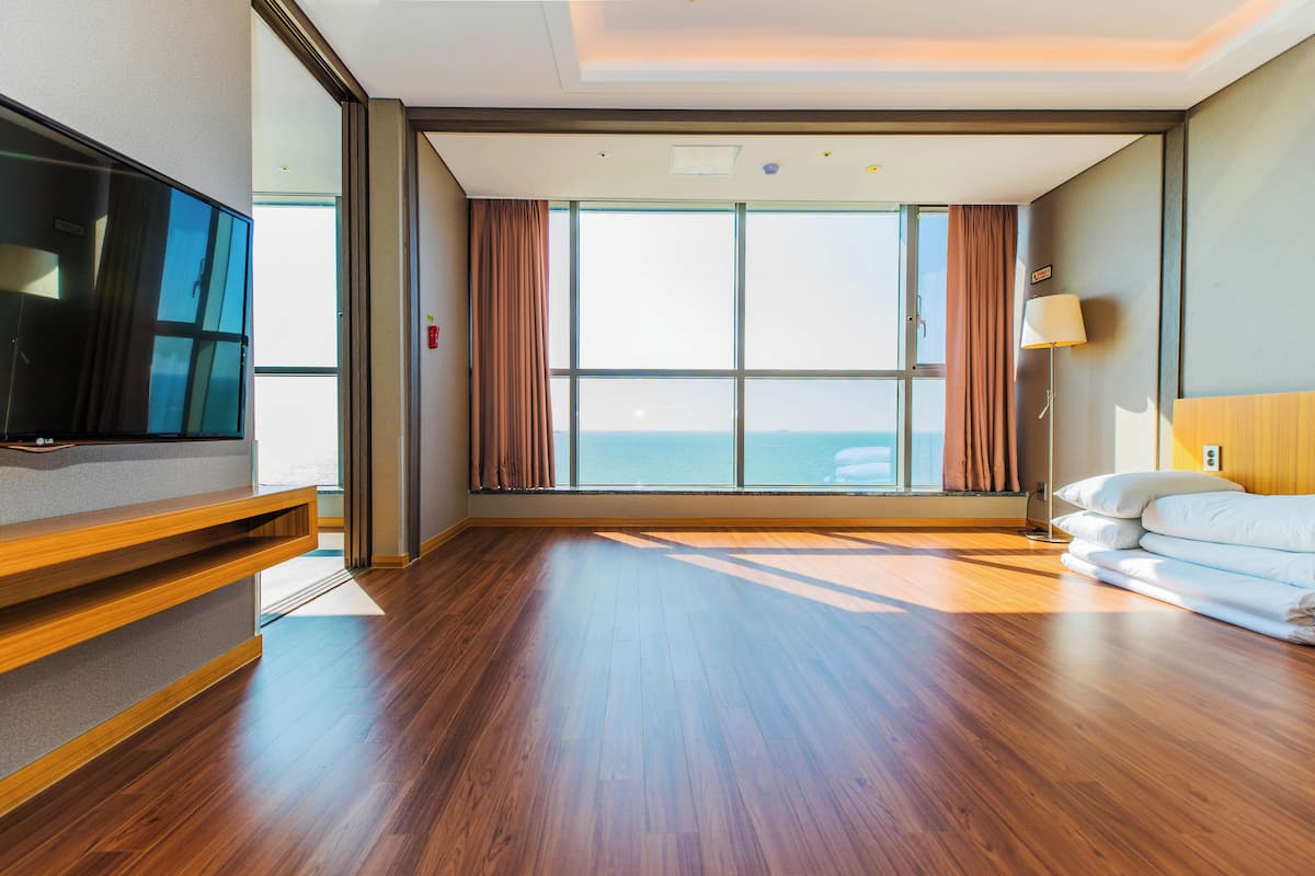 Flat-screen TV, heated floors